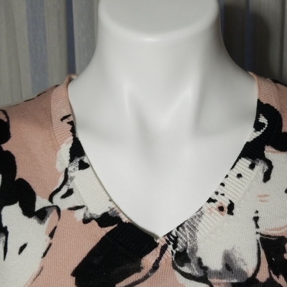 The Limited NWT Floral Light Weight Floral Sweater - Picture 2 of 8